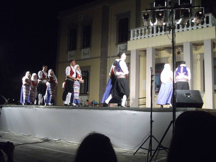 Ά&nu;&omicron;&iota;&xi;&epsilon; &epsilon;&chi;&theta;έ&sigmaf; &eta; &alpha;&upsilon;&lambda;&alpha;ί&alpha; &gamma;&iota;&alpha; &tau;&omicron; 2ή&mu;&epsilon;&rho;&omicron; &Phi;&epsilon;&sigma;&tau;&iota;&beta;ά&lambda; &Pi;&alpha;&rho;&alpha;&delta;&omicron;&sigma;&iota;&alpha;&kappa;ώ&nu; &Chi;&omicron;&rho;ώ&nu; (video + photos)