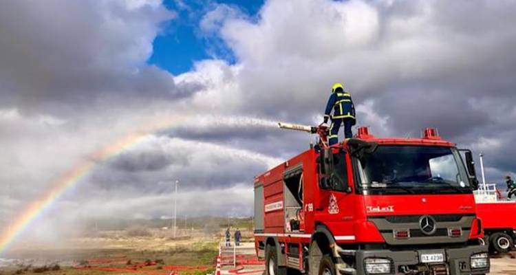 Φωτιά στη δεξαμενή καυσίμων στο αεροδρόμιο Ήφαιστος και απεγκλωβισμός τραυματία | Δείτε το βίντεο από την άσκηση της Πυροσβεστικής