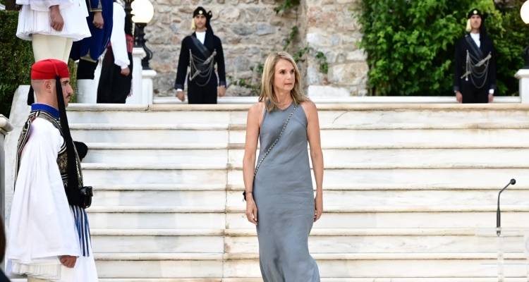 &Pi;&Alpha;&Sigma;&Omicron;&Kappa;: &Tau;&omicron; &pi;&alpha;&rho;&alpha;&sigma;&kappa;ή&nu;&iota;&omicron; &tau;&eta;&sigmaf; &alpha;&pi;ό&sigma;&upsilon;&rho;&sigma;&eta;&sigmaf; &Alpha;&pi;&omicron;&sigma;&tau;&omicron;&lambda;ά&kappa;&eta; &alpha;&pi;ό &tau;&eta;&nu; &kappa;&omicron;ύ&rho;&sigma;&alpha; &eta;&gamma;&epsilon;&sigma;ί&alpha;&sigmaf; -&Tau;&iota; &alpha;&pi;ά&nu;&tau;&eta;&sigma;&epsilon; &sigma;&tau;&omicron; &epsilon;&rho;ώ&tau;&eta;&mu;&alpha; &laquo;&pi;&omicron;&iota;&omicron;&nu; &sigma;&tau;&eta;&rho;ί&zeta;&omicron;&upsilon;&mu;&epsilon;&raquo;