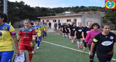 &Epsilon;ί&sigma;&alpha;&iota; &gamma;&upsilon;&nu;&alpha;ί&kappa;&alpha; &kappa;&iota; &alpha;&gamma;&alpha;&pi;ά&sigmaf; &tau;&omicron; &pi;&omicron;&delta;ό&sigma;&phi;&alpha;&iota;&rho;&omicron;; &Eta; &Alpha;&Epsilon; &Lambda;ή&mu;&nu;&omicron;&sigmaf; έ&chi;&epsilon;&iota; &alpha;&upsilon;&tau;ό &pi;&omicron;&upsilon; &psi;ά&chi;&nu;&epsilon;&iota;&sigmaf;