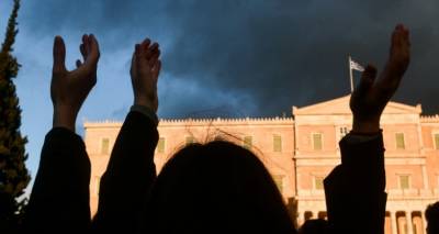&Kappa;&alpha;&rho;&nu;&alpha;&beta;ά&lambda;&iota; &kappa;&alpha;&iota; &sigma;&upsilon;&gamma;&kappa;&epsilon;&nu;&tau;&rho;ώ&sigma;&epsilon;&iota;&sigmaf; &laquo;&beta;ά&zeta;&omicron;&upsilon;&nu; &phi;&omega;&tau;&iota;ά&raquo;- &Pi;&omicron;&lambda;&iota;&tau;&iota;&kappa;ό &mu;&omicron;&rho;&alpha;&tau;ό&rho;&iota;&omicron;&upsilon;&mu; &gamma;&iota;&alpha; &tau;&iota;&sigmaf; &delta;&iota;&alpha;&delta;&eta;&lambda;ώ&sigma;&epsilon;&iota;&sigmaf; &zeta;&eta;&tau;&omicron;ύ&nu; &omicron;&iota; &epsilon;&iota;&delta;&iota;&kappa;&omicron;ί