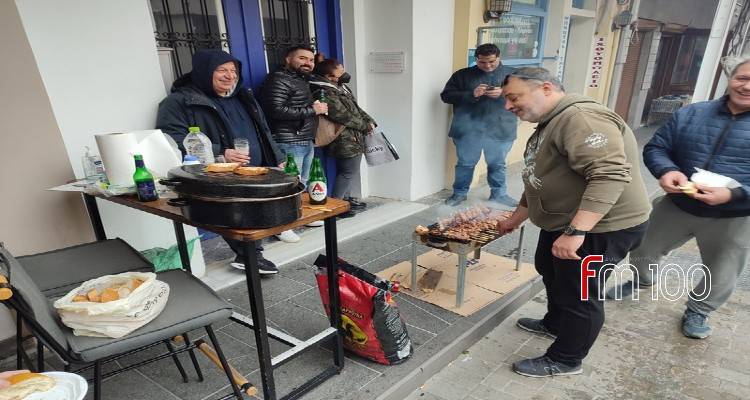 &Tau;&omicron; &Tau;&sigma;ί&kappa;&nu;&iota;&sigma;&alpha;&nu; &sigma;&tau;&eta; &alpha;&gamma;&omicron;&rho;ά &tau;&eta;&sigmaf; &Mu;ύ&rho;&iota;&nu;&alpha;&sigmaf;