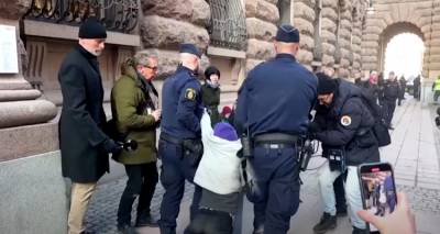 Σουηδία: Συνέλαβαν σηκωτή την Γκρέτα Τούνμπεργκ γιατί απέκλεισε την είσοδο του κοινοβουλίου