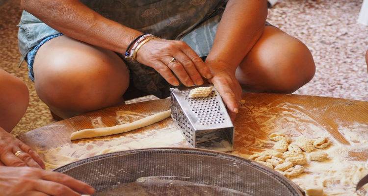 Λάτε τσ’ Αγκαρυωνες να σας φλέψουμ’ μακαρόνες!