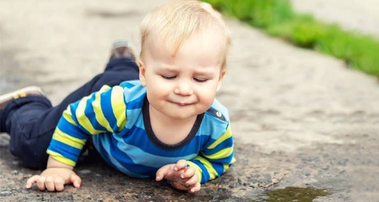 Ελασσόνα: Στη μητέρα του επιστρέφει το βρέφος που βρέθηκε καταμεσής του δρόμου | Θα τους παρακολουθεί κοινωνικός λειτουργός