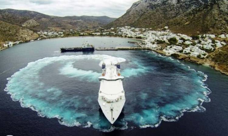 &Epsilon;&pi;&iota;&beta;&alpha;&tau;&iota;&kappa;ό &pi;&lambda;&omicron;ί&omicron; &phi;&epsilon;ύ&gamma;&epsilon;&iota; &alpha;&pi;ό &tau;&eta; &Sigma;ί&phi;&nu;&omicron; &mu;&epsilon;... &pi;&iota;&rho;&omicron;&upsilon;έ&tau;&alpha; (video)