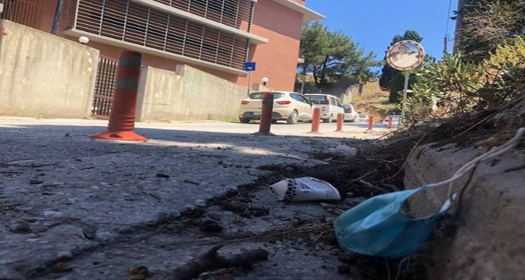 Λήμνος: Πεταμένες μάσκες ξανά στο δρόμο του νοσοκομείου