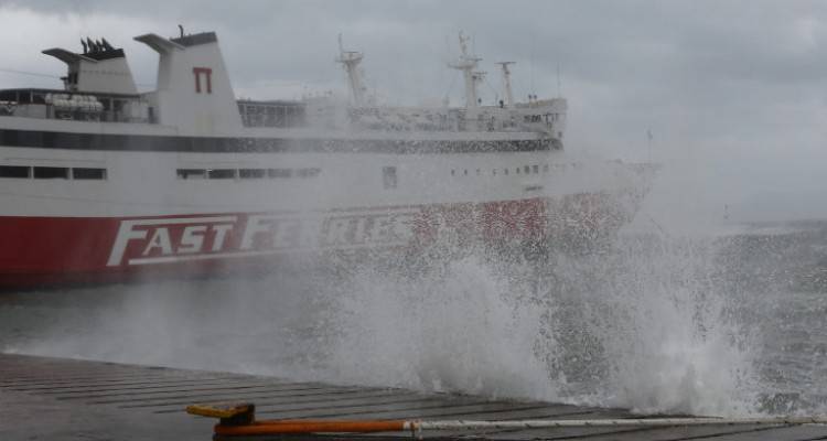 Παραμένουν τα προβλήματα στις ακτοπλοϊκές συγκοινωνίες -Απαγορευτικό απόπλου από Πειραιά, Ραφήνα και Λαύριο