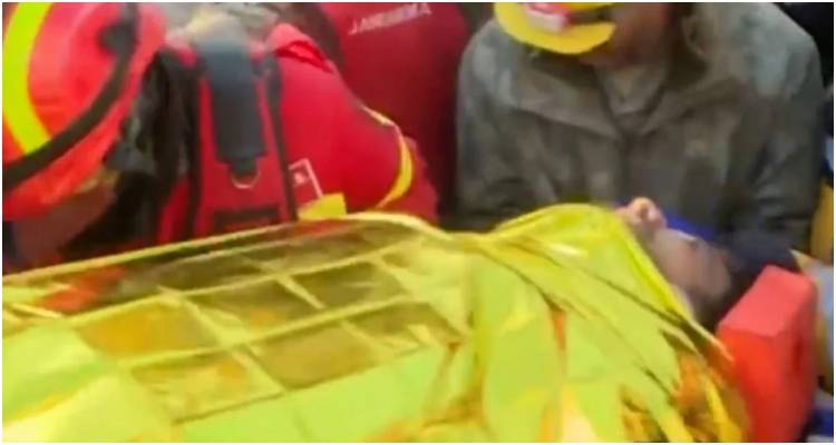 Σεισμός στην Τουρκία: Άνδρας ανασύρθηκε ζωντανός από τα συντρίμμια μετά από 149 ώρες [βίντεο]