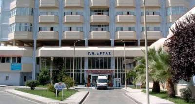 &Tau;&rho;&alpha;&gamma;&omega;&delta;ί&alpha; &sigma;&tau;&eta;&nu; Ά&rho;&tau;&alpha;: &Sigma;&upsilon;&nu;&epsilon;&lambda;ή&phi;&theta;&eta;&sigma;&alpha;&nu; &omicron; &pi;&alpha;&tau;έ&rho;&alpha;&sigmaf; &kappa;&alpha;&iota; &omicron; &theta;&epsilon;ί&omicron;&sigmaf; &tau;&omicron;&upsilon; 16&chi;&rho;&omicron;&nu;&omicron;&upsilon;