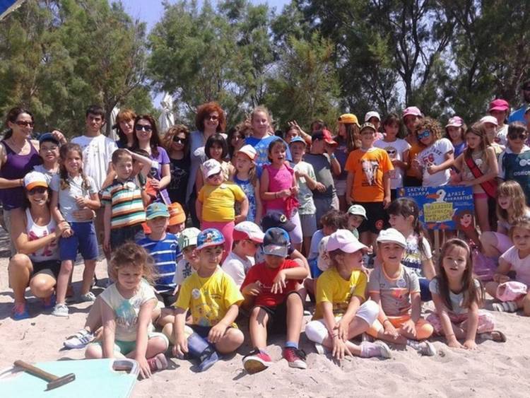 &Omicron;&iota; &laquo;&mu;&iota;&kappa;&rho;&omicron;ί &omicron;&iota;&kappa;&omicron;&lambda;ό&gamma;&omicron;&iota;&raquo; &tau;&omicron;&upsilon; &Kappa;&omicron;&nu;&tau;&iota;ά έ&kappa;&alpha;&nu;&alpha;&nu; &pi;&rho;ά&xi;&eta; &tau;&eta;&nu; &alpha;&gamma;ά&pi;&eta; &tau;&omicron;&upsilon;&sigmaf; &gamma;&iota;&alpha; &tau;&omicron; &pi;&epsilon;&rho;&iota;&beta;ά&lambda;&lambda;&omicron;&nu; &kappa;&alpha;&theta;&alpha;&rho;ί&zeta;&omicron;&nu;&tau;&alpha;&sigmaf; &tau;&eta;&nu; &pi;&alpha;&rho;&alpha;&lambda;ί&alpha; &tau;&omicron;&upsilon; &Epsilon;&beta;&gamma;ά&tau;&eta; (photos)