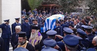 &Alpha;&nu;&epsilon;ί&pi;&omega;&tau;&omicron;&sigmaf; &omicron; &pi;ό&nu;&omicron;&sigmaf; &sigma;&tau;&iota;&sigmaf; &kappa;&eta;&delta;&epsilon;ί&epsilon;&sigmaf; &tau;&omega;&nu; &delta;ύ&omicron; &pi;&iota;&lambda;ό&tau;&omega;&nu; (photos)