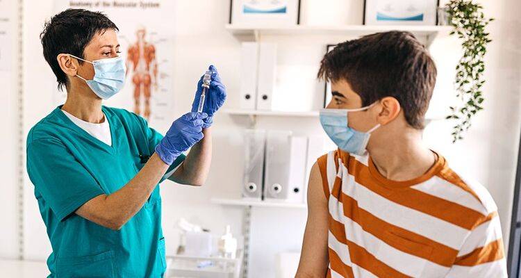 Βρετανία-  Covid: Ο εμβολιασμός παιδιών από 12 έως 15 ετών συνιστάται    από τους κορυφαίους ιατρούς του Ηνωμένου Βασιλείου