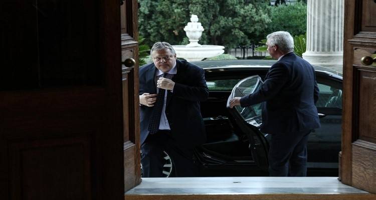 "&Sigma;&tau;&omicron; &sigma;&phi;&upsilon;&rho;ί" &tau;&alpha; &upsilon;&pi;&omicron;&upsilon;&rho;&gamma;&iota;&kappa;ά &alpha;&upsilon;&tau;&omicron;&kappa;ί&nu;&eta;&tau;&alpha; &kappa;&alpha;&iota; &eta; &theta;&omega;&rho;&alpha;&kappa;&iota;&sigma;&mu;έ&nu;&eta; BMW &tau;&omicron;&upsilon; &Beta;&epsilon;&nu;&iota;&zeta;έ&lambda;&omicron;&upsilon;