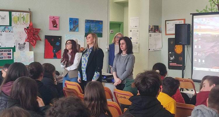 &Lambda;ή&mu;&nu;&omicron;&sigmaf;: &Epsilon;&nu;&eta;&mu;&epsilon;&rho;&omega;&tau;&iota;&kappa;ή &delta;&rho;ά&sigma;&eta; &sigma;&tau;&alpha; &sigma;&chi;&omicron;&lambda;&epsilon;ί&alpha; &gamma;&iota;&alpha; &tau;&omicron; &kappa;ά&pi;&nu;&iota;&sigma;&mu;&alpha;, &tau;&omicron; &alpha;&lambda;&kappa;&omicron;ό&lambda; &kappa;&alpha;&iota; &tau;&eta;&nu; &alpha;&xi;ί&alpha; &tau;&omicron;&upsilon; &epsilon;&upsilon; &zeta;&eta;&nu;