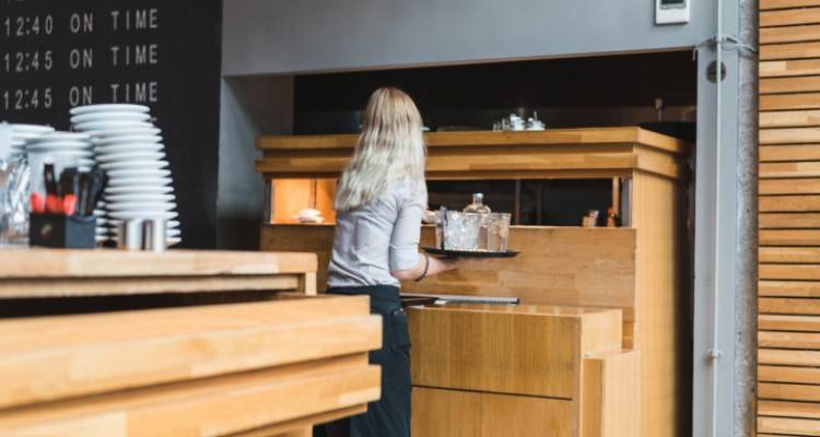 Κατώτατος μισθός: Ανοίγει η συζήτηση για αύξηση έως 5% | Τι λένε εργοδότες, Τράπεζα της Ελλάδος