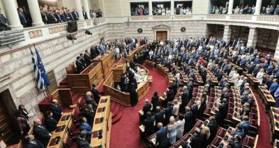 &Omicron;&rho;&kappa;ί&sigma;&tau;&eta;&kappa;&alpha;&nu; &omicron;&iota; 300 &tau;&eta;&sigmaf; &nu;έ&alpha;&sigmaf; &Beta;&omicron;&upsilon;&lambda;ή&sigmaf; - &Phi;&omega;&tau;&omicron;&gamma;&rho;&alpha;&phi;ί&epsilon;&sigmaf; &kappa;&alpha;&iota; &pi;&alpha;&rho;&alpha;&sigma;&kappa;ή&nu;&iota;&omicron;