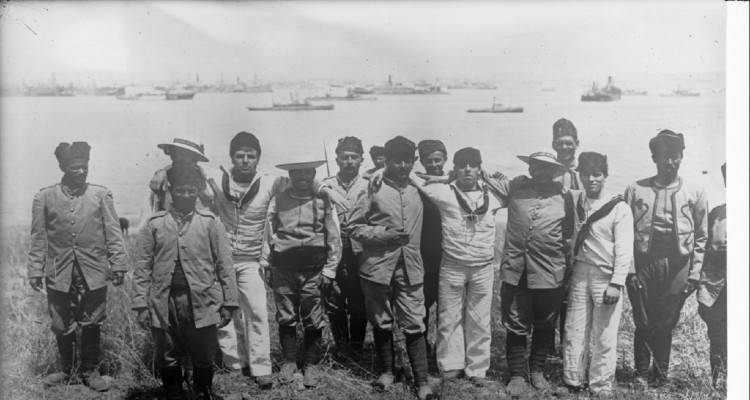Έλληνες και στρατιώτες των συμμαχικών δυνάμεων στο Μούδρο κατά τη διάρκεια της Εκστρατείας στα Δαρδανέλλια. Φώτο: [c1915-16]”, Press Photograph, French National Library