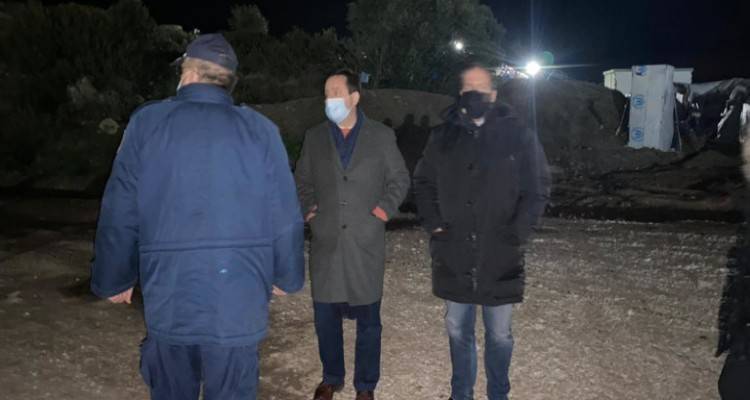 Αυτοψία Μηταράκη το βράδυ στο Καρά Τεπέ | Για Ανόβερο αναχωρούν σήμερα περίπου 130 πρόσφυγες