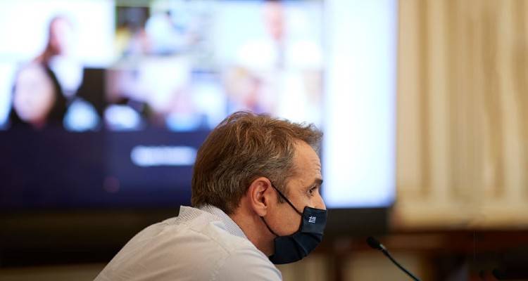 Κορωνοϊός: Συναγερμός μετά το ρεκόρ κρουσμάτων | Νέα μέτρα μετά την τηλεδιάσκεψη Μητσοτάκη