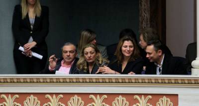 &Sigma;&tau;&omicron; &laquo;&kappa;ό&kappa;&kappa;&iota;&nu;&omicron;&raquo; &eta; &alpha;&nu;&tau;&iota;&pi;&alpha;&rho;ά&theta;&epsilon;&sigma;&eta; &Sigma;&Upsilon;&Rho;&Iota;&Zeta;&Alpha;-&Nu;&Delta; &mu;&epsilon; &phi;ό&nu;&tau;&omicron; &tau;&iota;&sigmaf; &kappa;ά&lambda;&pi;&epsilon;&sigmaf;