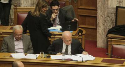 &Pi;&alpha;&rho;&alpha;&iota;&tau;ή&theta;&eta;&kappa;&epsilon; &omicron; &Pi;&alpha;&pi;&alpha;&delta;&eta;&mu;&eta;&tau;&rho;ί&omicron;&upsilon; &gamma;&iota;&alpha; &tau;&omicron; &epsilon;&pi;ί&delta;&omicron;&mu;&alpha;: &Phi;&omicron;&upsilon;&nu;&tau;ώ&nu;&omicron;&upsilon;&nu; &tau;&alpha; &sigma;&epsilon;&nu;ά&rho;&iota;&alpha; &alpha;&nu;&alpha;&sigma;&chi;&eta;&mu;&alpha;&tau;&iota;&sigma;&mu;&omicron;ύ