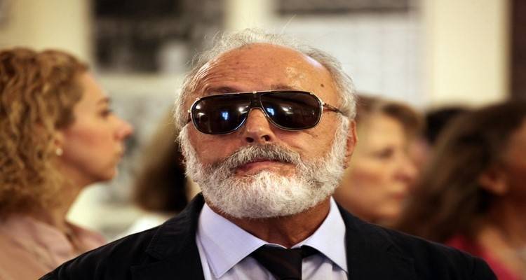 &Kappa;&omicron;&upsilon;&rho;&omicron;&upsilon;&mu;&pi;&lambda;ή&sigmaf;: &laquo;&Alpha;&sigmaf; &pi;ά&epsilon;&iota; &kappa;&iota; έ&nu;&alpha;&sigmaf; &pi;&omicron;&upsilon; &delta;&epsilon;&nu; &beta;&lambda;έ&pi;&epsilon;&iota; &nu;&alpha; &delta;&epsilon;&iota; &tau;&alpha; &chi;ά&lambda;&iota;&alpha; &tau;&omega;&nu; &nu;&omicron;&sigma;&omicron;&kappa;&omicron;&mu;&epsilon;ί&omega;&nu;&raquo;