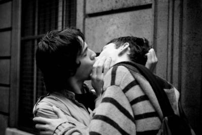 Όταν φιλάω τον άντρα μου