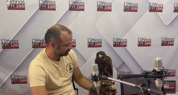Ο Στ. Αθανασίου, ο μόνος άνθρωπος στον κόσμο που κατέρριψε drone με γεράκι, στο στούντιο του Fm 100 παρέα με το Φαίδρα (Video +photos)