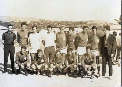 &Tau;&eta;&nu; &Tau;&epsilon;&tau;ά&rho;&tau;&eta; &tau;&omicron; &mu;&epsilon;&sigma;&eta;&mu;έ&rho;&iota; &eta; &kappa;&eta;&delta;&epsilon;ί&alpha; &tau;&omicron;&upsilon; &Mu;ί&mu;&eta; &Kappa;&omicron;&lambda;ό&zeta;&omicron;&upsilon;