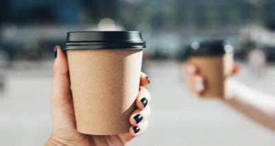 Έ&rho;&chi;&omicron;&nu;&tau;&alpha;&iota; &alpha;&lambda;&lambda;&alpha;&gamma;έ&sigmaf; &sigma;&tau;&omicron;&nu; take away &kappa;&alpha;&phi;έ: &Omicron; &pi;&epsilon;&lambda;ά&tau;&eta;&sigmaf; &theta;&alpha; &pi;&eta;&gamma;&alpha;ί&nu;&epsilon;&iota; &mu;&epsilon; &tau;&omicron; &delta;&iota;&kappa;ό &tau;&omicron;&upsilon; &pi;&omicron;&tau;ή&rho;&iota;, &alpha;&lambda;&lambda;&iota;ώ&sigmaf;... &chi;&alpha;&rho;ά&tau;&sigma;&iota;
