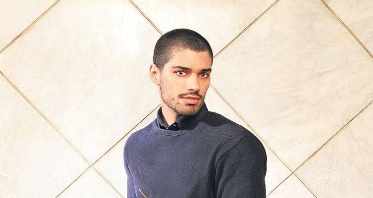 &Pi;ά&rho;&iota;&sigmaf; &Kappa;&alpha;&rho;&nu;έ&zeta;&eta;&sigmaf;: Έ&beta;&alpha;&lambda;&epsilon; &tau;&alpha; &pi;ό&delta;&iota;&alpha; &tau;&omega;&nu; &Iota;&tau;&alpha;&lambda;ώ&nu; &sigma;&epsilon; &epsilon;&lambda;&lambda;&eta;&nu;&iota;&kappa;ά &sigma;&alpha;&nu;&delta;ά&lambda;&iota;&alpha;