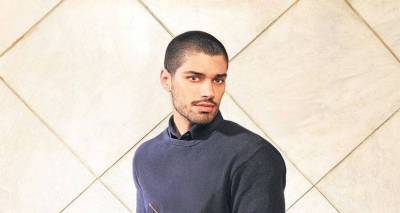 &Pi;ά&rho;&iota;&sigmaf; &Kappa;&alpha;&rho;&nu;έ&zeta;&eta;&sigmaf;: Έ&beta;&alpha;&lambda;&epsilon; &tau;&alpha; &pi;ό&delta;&iota;&alpha; &tau;&omega;&nu; &Iota;&tau;&alpha;&lambda;ώ&nu; &sigma;&epsilon; &epsilon;&lambda;&lambda;&eta;&nu;&iota;&kappa;ά &sigma;&alpha;&nu;&delta;ά&lambda;&iota;&alpha;