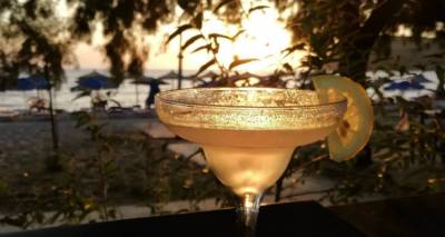 Caf&eacute; - Beach Bar "Sunset" &sigma;&tau;&alpha; &Rho;&eta;&chi;ά &Nu;&epsilon;&rho;ά: &Xi;&epsilon;&chi;&omega;&rho;&iota;&sigma;&tau;έ&sigmaf; &kappa;&alpha;&lambda;&omicron;&kappa;&alpha;&iota;&rho;&iota;&nu;έ&sigmaf; &epsilon;&mu;&pi;&epsilon;&iota;&rho;ί&epsilon;&sigmaf; &mu;&epsilon; &theta;έ&alpha; &tau;&omicron; &mu;&alpha;&gamma;&epsilon;&upsilon;&tau;&iota;&kappa;ό &eta;&lambda;&iota;&omicron;&beta;&alpha;&sigma;ί&lambda;&epsilon;&mu;&alpha; &tau;&eta;&sigmaf; &Lambda;ή&mu;&nu;&omicron;&upsilon;!