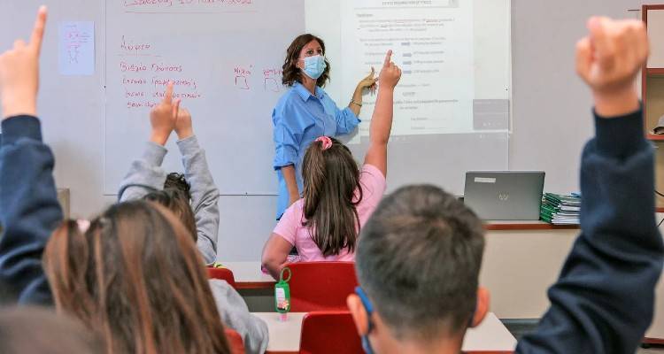 Με ένα self test στα σχολεία από τη Δευτέρα | Με self test οι εξετάσεις στα Πανεπιστήμια