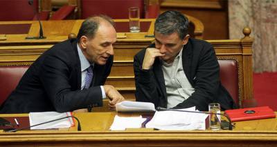 Ό&lambda;&alpha; &sigma;&tau;&omicron; &laquo;&sigma;&phi;&upsilon;&rho;ί&raquo;: &Mu;&epsilon;&tau;ά &tau;&eta;&nu; &pi;&rho;ώ&tau;&eta; &kappa;&alpha;&tau;&omicron;&iota;&kappa;ί&alpha; &kappa;&alpha;&iota; &omicron;&iota; &lambda;&iota;&gamma;&nu;&iota;&tau;&iota;&kappa;έ&sigmaf; &tau;&eta;&sigmaf; &Delta;&Epsilon;&Eta; &sigma;&epsilon; &Mu;&epsilon;&gamma;&alpha;&lambda;ό&pi;&omicron;&lambda;&eta; - &Phi;&lambda;ώ&rho;&iota;&nu;&alpha;
