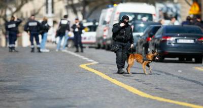 &Pi;&alpha;&rho;ί&sigma;&iota;: &Epsilon;&nu;&alpha;&sigmaf; ά&nu;&delta;&rho;&alpha;&sigmaf; &nu;&epsilon;&kappa;&rho;ό&sigmaf; &alpha;&pi;ό &pi;&upsilon;&rho;&omicron;&beta;&omicron;&lambda;&iota;&sigma;&mu;&omicron;ύ&sigmaf; &sigma;&tau;&omicron; &alpha;&epsilon;&rho;&omicron;&delta;&rho;ό&mu;&iota;&omicron; &Omicron;&rho;&lambda;ί | &Omicron;&iota; &pi;&tau;ή&sigma;&epsilon;&iota;&sigmaf; έ&chi;&omicron;&upsilon;&nu; &delta;&iota;&alpha;&kappa;&omicron;&pi;&epsilon;ί