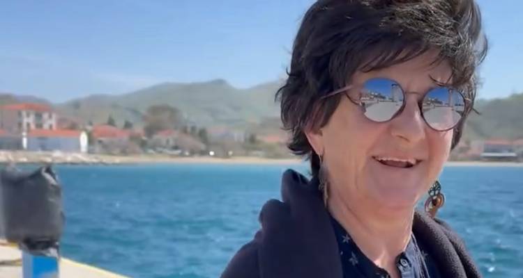 &Phi;&omega;&tau;&epsilon;&iota;&nu;ή &Beta;&epsilon;&lambda;&epsilon;&sigma;&iota;ώ&tau;&omicron;&upsilon;: &laquo;&Sigma;&alpha;&sigmaf; &epsilon;&upsilon;&chi;&alpha;&rho;&iota;&sigma;&tau;ώ &alpha;&pi;ό &kappa;&alpha;&rho;&delta;&iota;ά&sigmaf;&raquo; (video)