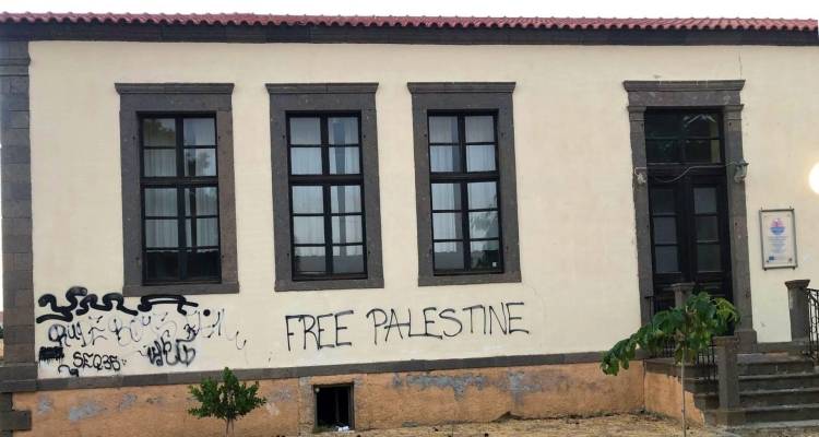 Αντιδράσεις για το σύνθημα &quot;Free Palestine&quot; στο παλιό σχολείο Καλλιόπης | Διαφωνίες και δημόσιες τοποθετήσεις