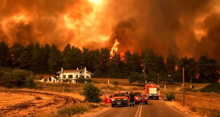 Φωτιά στην Εύβοια: Μαίνεται ο εφιάλτης στα χωριά | Εκκλήσεις για εναέρια και επίγεια μέσα