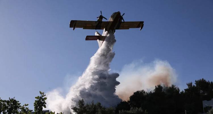 Γεράνεια όρη: Για τέταρτη ημέρα καίει η πυρκαγιά με διάσπαρτες εστίες -«Θέμα χρόνου να τεθεί σε ύφεση»