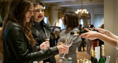 &laquo;&Alpha;&phi;&rho;ό&sigmaf; &kappa;&alpha;&iota; &Phi;&upsilon;&sigma;&alpha;&lambda;&lambda;ί&delta;&epsilon;&sigmaf;&raquo; &pi;&alpha;&rho;&omicron;&upsilon;&sigma;ί&alpha; &tau;&eta;&sigmaf; &Lambda;ή&mu;&nu;&omicron;&upsilon;