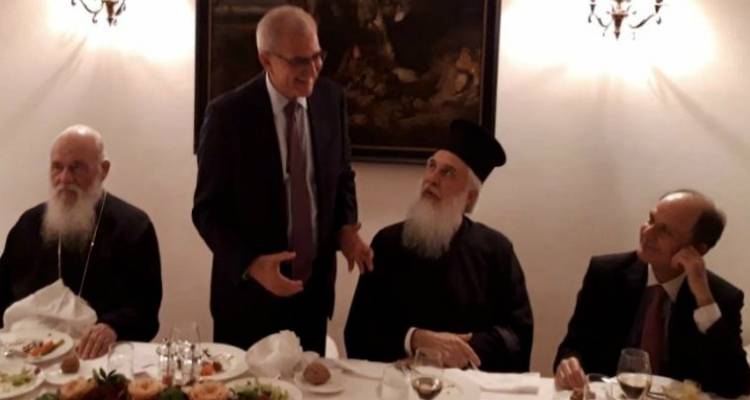 Ο υφυπουργός Εξωτερικών Αντώνης Διαματάρης ομιλεί στην ομήγυρη του δείπνου προς τιμήν του νεοεκλεγέντος Μητροπολίτη Λήμνου και Αγίου Ευστρατίου Ιεροθέου. Διακρίνονται ο Αρχιεπίσκοπος Αθηνών και πάσης Ελλάδος Ιερώνυμος, ο Μητροπολίτης Λήμνου Ιερόθεος και ο ο πρέσβης Γεώργιος Γεννηματάς, εκπρόσωπος του Προέδρου της Ελληνικής Δημοκρατίας Προκόπη Παυλόπουλου. Φωτογραφία: Γραφείο Υφυπουργού.
