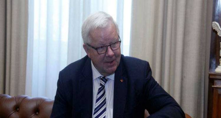 &Phi;&omicron;&upsilon;&kappa;&sigmaf;: &Eta; &Epsilon;&lambda;&lambda;ά&delta;&alpha; &chi;&rho;&epsilon;&iota;ά&zeta;&epsilon;&tau;&alpha;&iota; έ&nu;&alpha; &phi;&iota;&lambda;&iota;&kappa;ό &epsilon;&pi;&iota;&chi;&epsilon;&iota;&rho;&eta;&mu;&alpha;&tau;&iota;&kappa;ό &pi;&epsilon;&rho;&iota;&beta;ά&lambda;&lambda;&omicron;&nu; &gamma;&iota;&alpha; &nu;&alpha; &pi;ά&rho;&epsilon;&iota; &mu;&pi;&rho;&omicron;&sigma;&tau;ά &eta; &omicron;&iota;&kappa;&omicron;&nu;&omicron;&mu;ί&alpha;