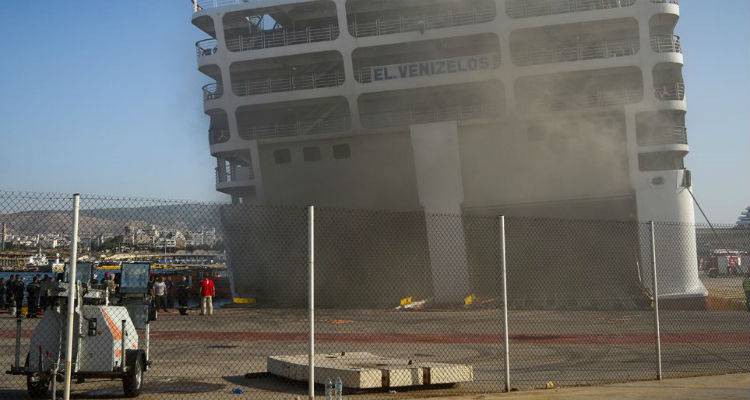 &Phi;&omega;&tau;&iota;ά &sigma;&tau;&omicron; &pi;&lambda;&omicron;ί&omicron; &laquo;&Epsilon;&lambda;. &Beta;&epsilon;&nu;&iota;&zeta;έ&lambda;&omicron;&sigmaf;&raquo;: &Mu;&epsilon; &alpha;&rho;&gamma;ά &beta;ή&mu;&alpha;&tau;&alpha; &pi;&rho;&omicron;&chi;&omega;&rho;ά &eta; &kappa;&alpha;&tau;ά&sigma;&beta;&epsilon;&sigma;&eta;