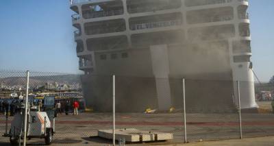 &Phi;&omega;&tau;&iota;ά &sigma;&tau;&omicron; &pi;&lambda;&omicron;ί&omicron; &laquo;&Epsilon;&lambda;. &Beta;&epsilon;&nu;&iota;&zeta;έ&lambda;&omicron;&sigmaf;&raquo;: &Mu;&epsilon; &alpha;&rho;&gamma;ά &beta;ή&mu;&alpha;&tau;&alpha; &pi;&rho;&omicron;&chi;&omega;&rho;ά &eta; &kappa;&alpha;&tau;ά&sigma;&beta;&epsilon;&sigma;&eta;