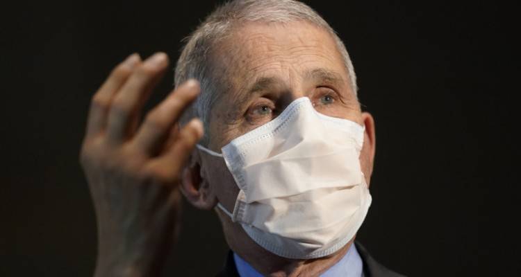 Φάουτσι: «Ενδεχoμένως απαραίτητες και το 2022 οι μάσκες για τον κορωνοϊό»