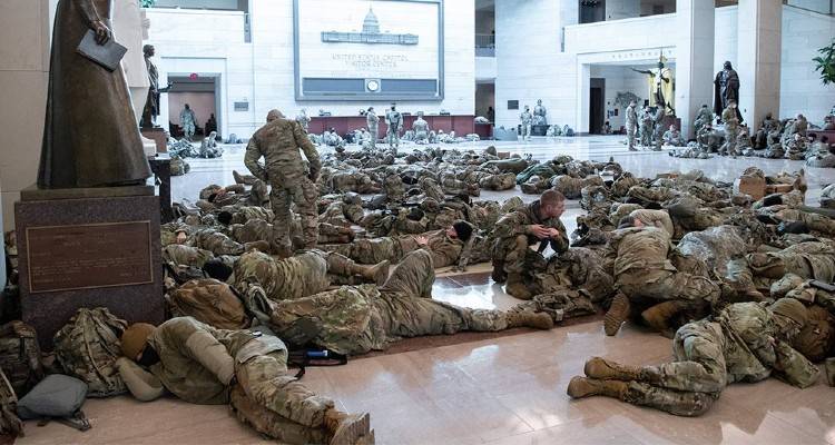 ΗΠΑ: Στρατόπεδο το Καπιτώλιο ενώ η Βουλή συζητά την παραπομπή Τραμπ