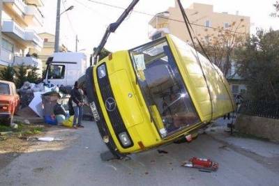Τροχαίο με σχολικό λεωφορείο - Τραυματίες μαθητές και ο οδηγός