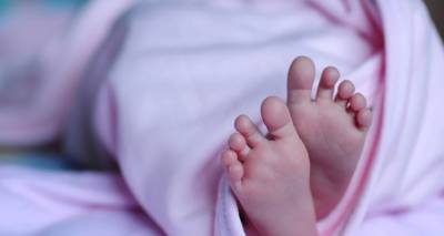 &Theta;&rho;ί&lambda;&epsilon;&rho; &sigma;&tau;&eta;&nu; &Alpha;&mu;&alpha;&lambda;&iota;ά&delta;&alpha;: &Kappa;&alpha;&iota; &tau;έ&tau;&alpha;&rho;&tau;&omicron; &beta;&rho;έ&phi;&omicron;&sigmaf; &nu;&epsilon;&kappa;&rho;ό -&Tau;&iota; &kappa;&alpha;&tau;&alpha;&gamma;&gamma;έ&lambda;&lambda;&epsilon;&iota; &eta; &mu;&eta;&tau;έ&rho;&alpha; &tau;&omicron;&upsilon;